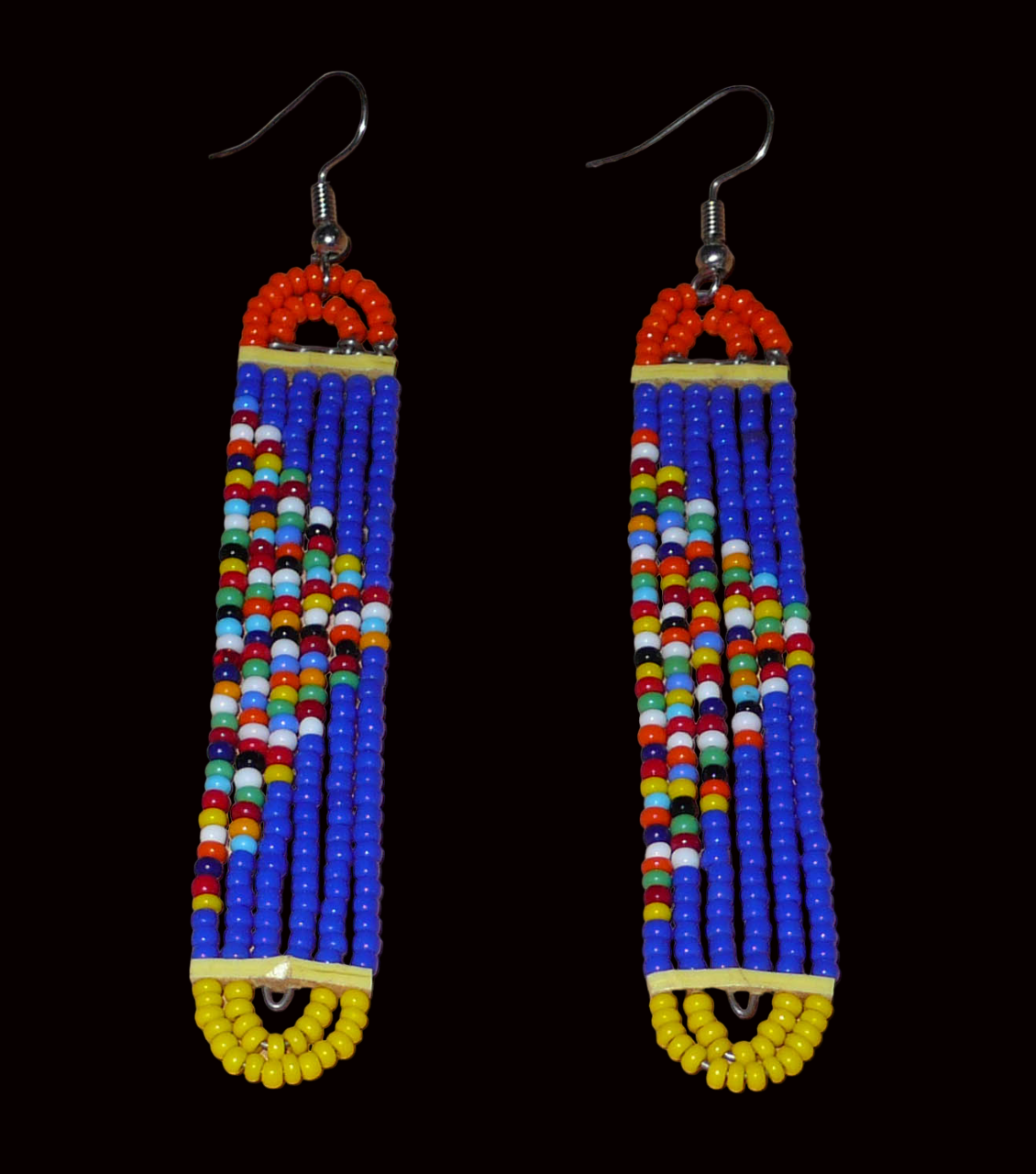 Longues boucles d'oreilles kenyanes en perles de rocaille bleues, orange, jaunes et multicolores glissées sur six rangées de fils de fer montés en forme de rectangles aux bouts arrondis. Elles mesurent 9,5 cm de long et 1,5 cm de large et se portent sur des oreilles percées.