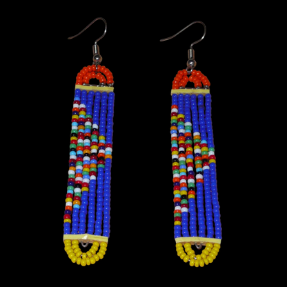 Longues boucles d'oreilles kenyanes en perles de rocaille bleues, orange, jaunes et multicolores glissées sur six rangées de fils de fer montés en forme de rectangles aux bouts arrondis. Elles mesurent 9,5 cm de long et 1,5 cm de large et se portent sur des oreilles percées.