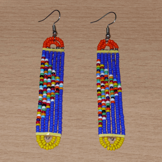 Longues boucles d'oreilles kenyanes en perles de rocaille bleues, orange, jaunes et multicolores glissées sur six rangées de fils de fer montés en forme de rectangles aux bouts arrondis. Elles mesurent 9,5 cm de long et 1,5 cm de large et se portent sur des oreilles percées.
