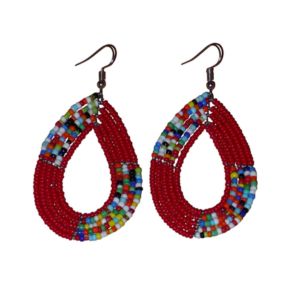 Boucles d'oreilles kenyanes multi-rangs rouges et multicolores faites de perles de rocaille. Elles mesurent 8 cm de long et 4 cm de large, et se portent sur des oreilles percées.