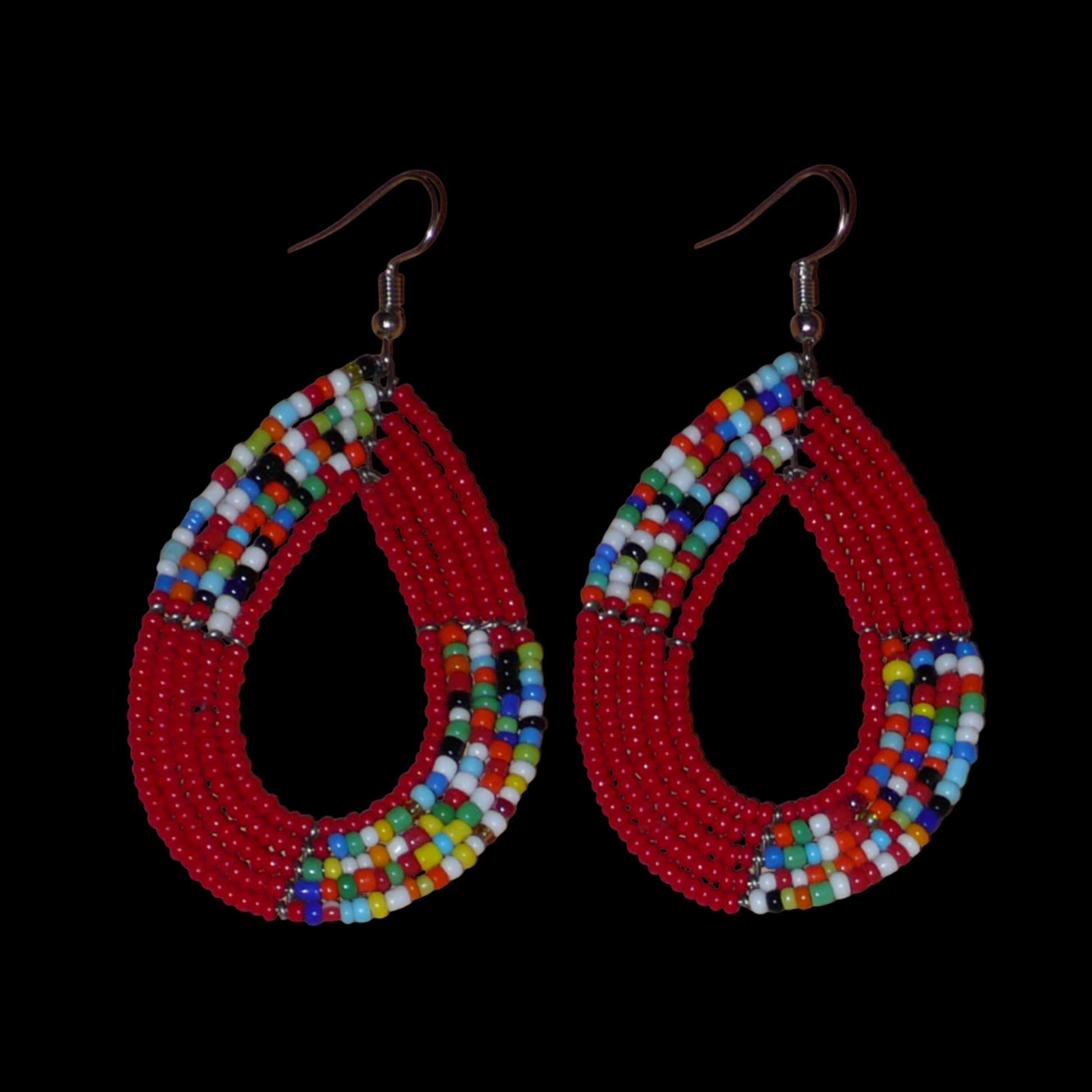 Boucles d'oreilles kenyanes multi-rangs rouges et multicolores faites de perles de rocaille. Elles mesurent 8 cm de long et 4 cm de large, et se portent sur des oreilles percées.