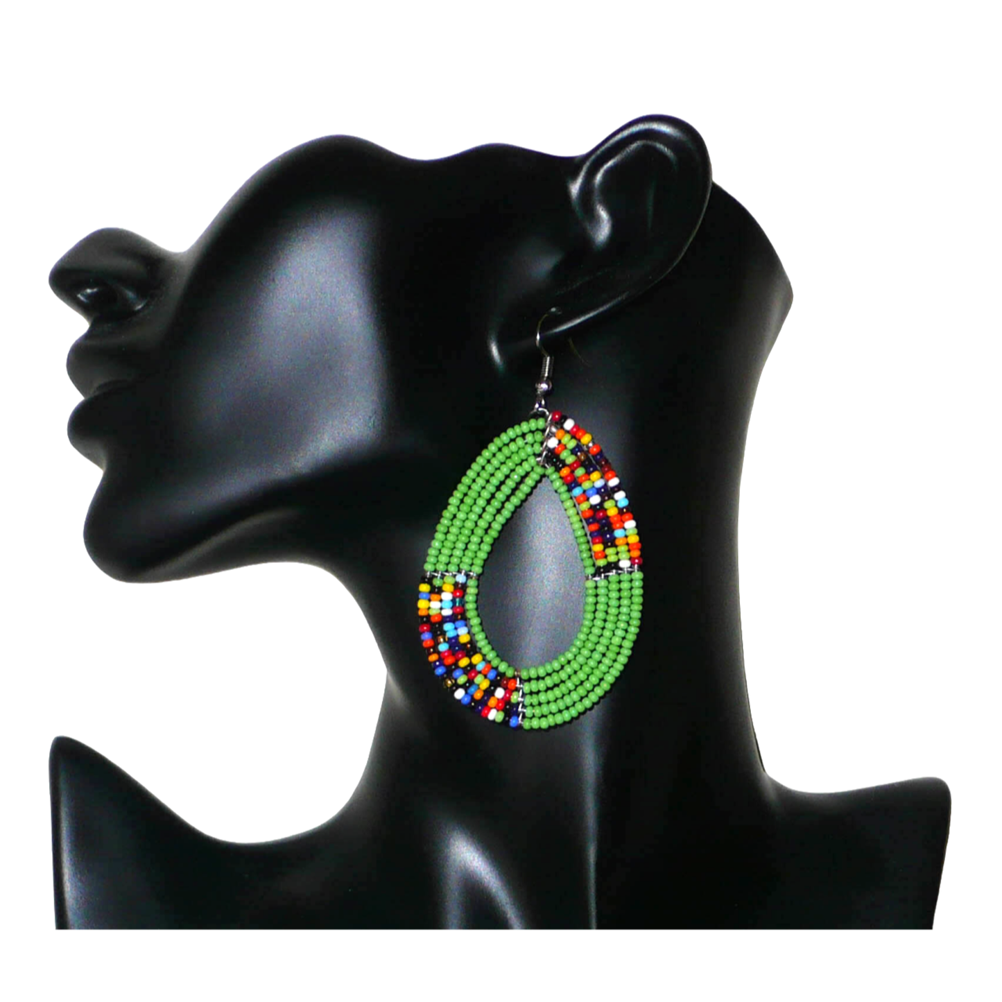 Boucles d'oreilles kenyanes vertes et multicolores en perles de rocaille enfilées sur cinq rangées de fils de fer montés en forme de gouttes. Elles mesurent 8 cm de long et 4.5 cm de large, et se portent sur des oreilles percées.