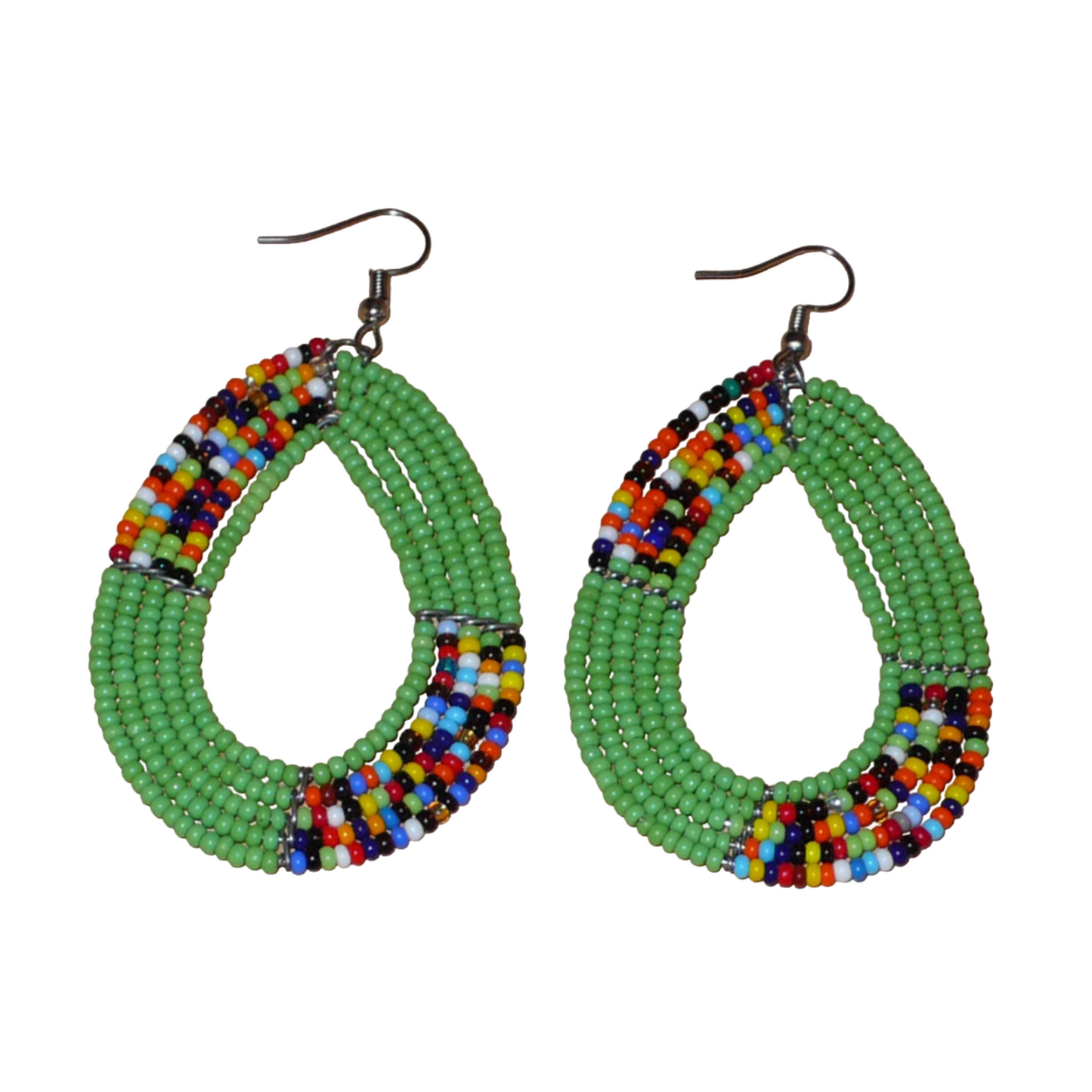 Boucles d'oreilles kenyanes vertes et multicolores en perles de rocaille enfilées sur cinq rangées de fils de fer montés en forme de gouttes. Elles mesurent 8 cm de long et 4.5 cm de large, et se portent sur des oreilles percées.