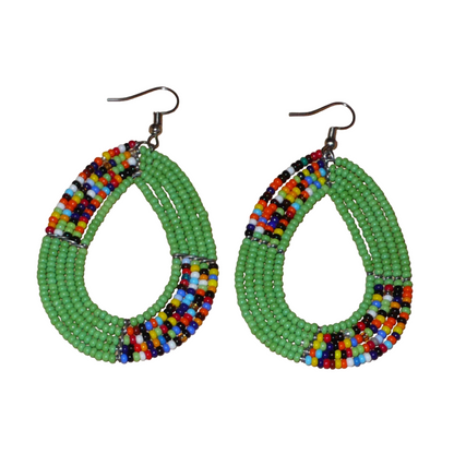 Boucles d'oreilles kenyanes vertes et multicolores en perles de rocaille enfilées sur cinq rangées de fils de fer montés en forme de gouttes. Elles mesurent 8 cm de long et 4.5 cm de large, et se portent sur des oreilles percées.