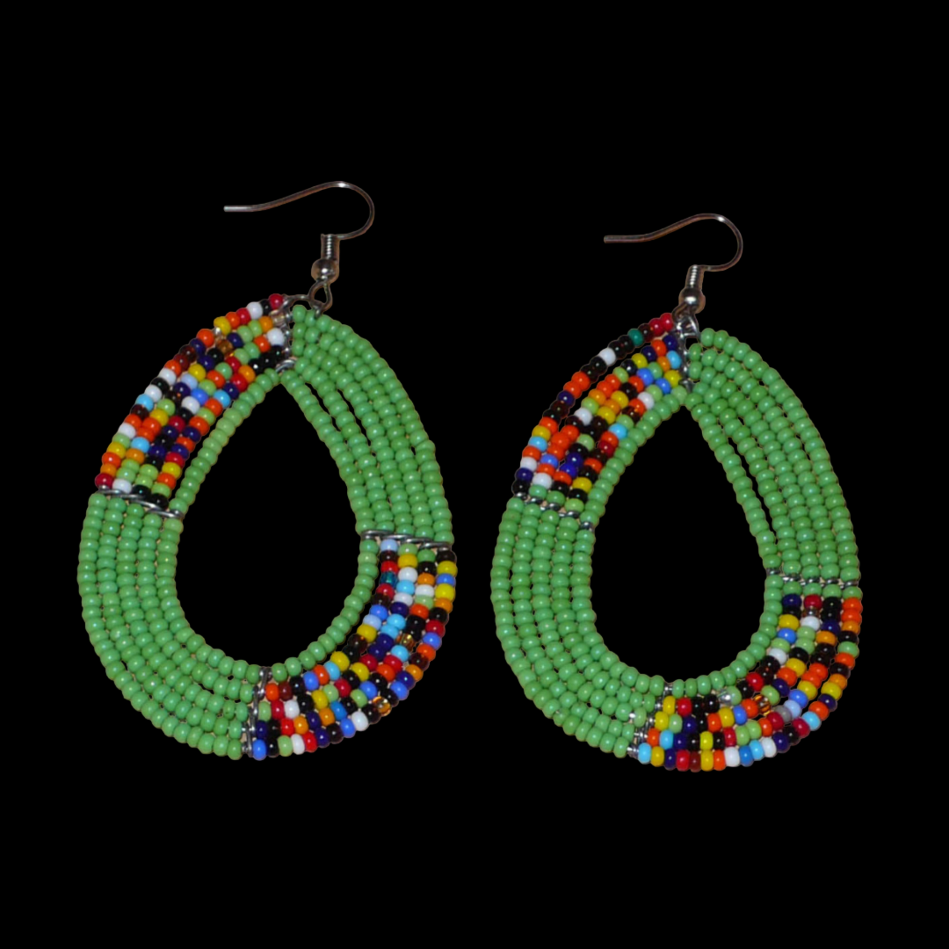 Boucles d'oreilles kenyanes vertes et multicolores en perles de rocaille enfilées sur cinq rangées de fils de fer montés en forme de gouttes. Elles mesurent 8 cm de long et 4.5 cm de large, et se portent sur des oreilles percées.