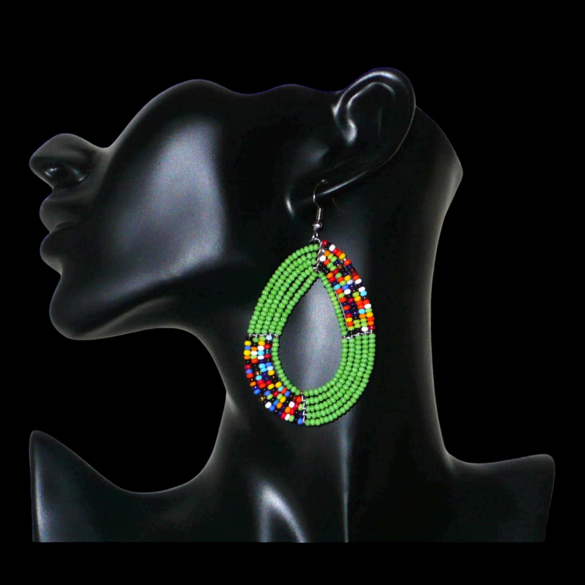 Boucles d'oreilles kenyanes vertes et multicolores en perles de rocaille enfilées sur cinq rangées de fils de fer montés en forme de gouttes. Elles mesurent 8 cm de long et 4.5 cm de large, et se portent sur des oreilles percées.