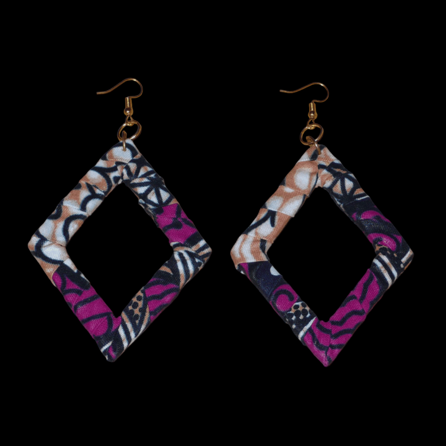Longues boucles d'oreilles africaines en forme de losanges composées de tissu africain rose-violet, avec des touches de noir, de blanc et de beige. Elles mesurent 11 cm de long et 6 cm de large et se portent sur des oreilles percées.