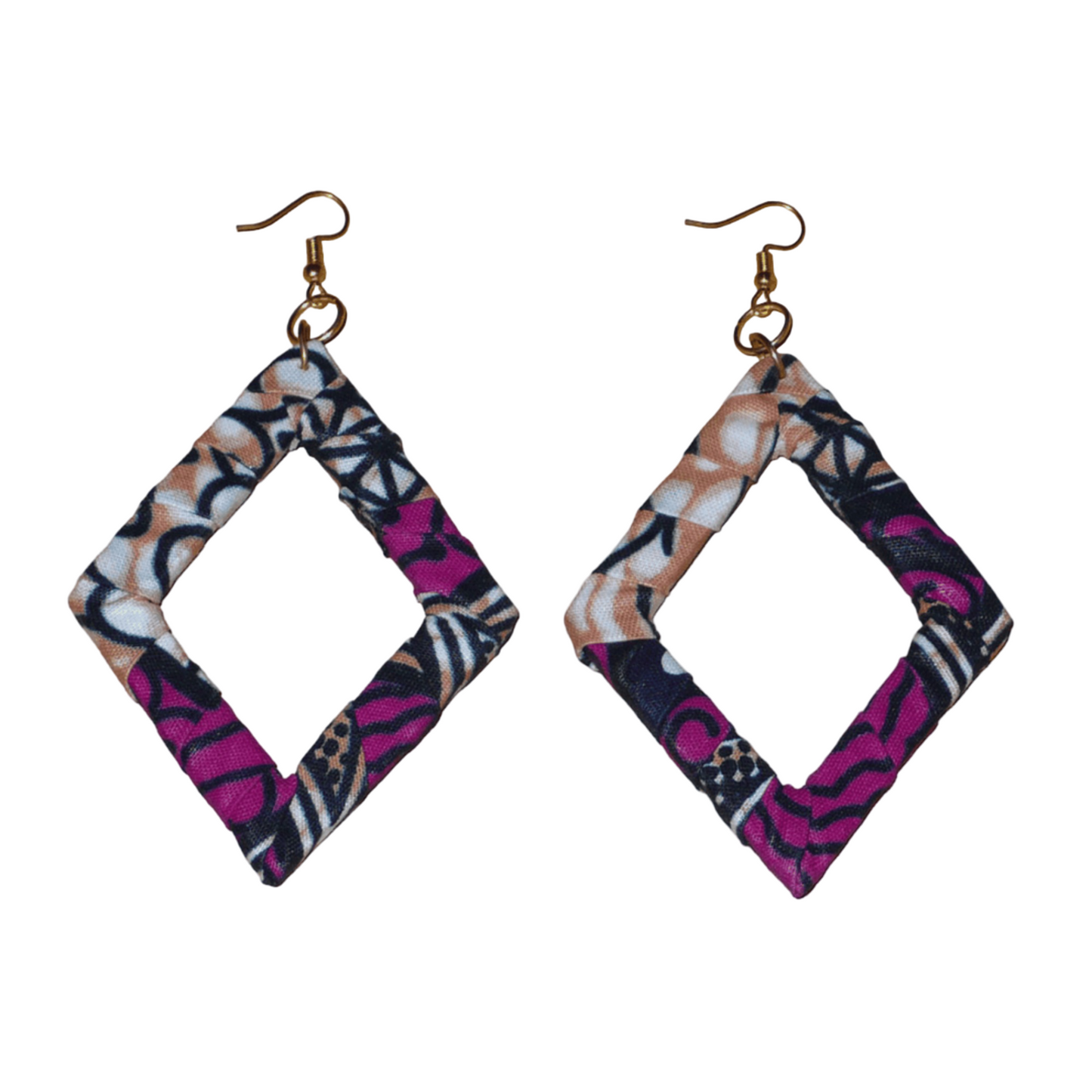 Longues boucles d'oreilles africaines en forme de losanges composées de tissu africain rose-violet, avec des touches de noir, de blanc et de beige. Elles mesurent 11 cm de long et 6 cm de large et se portent sur des oreilles percées.