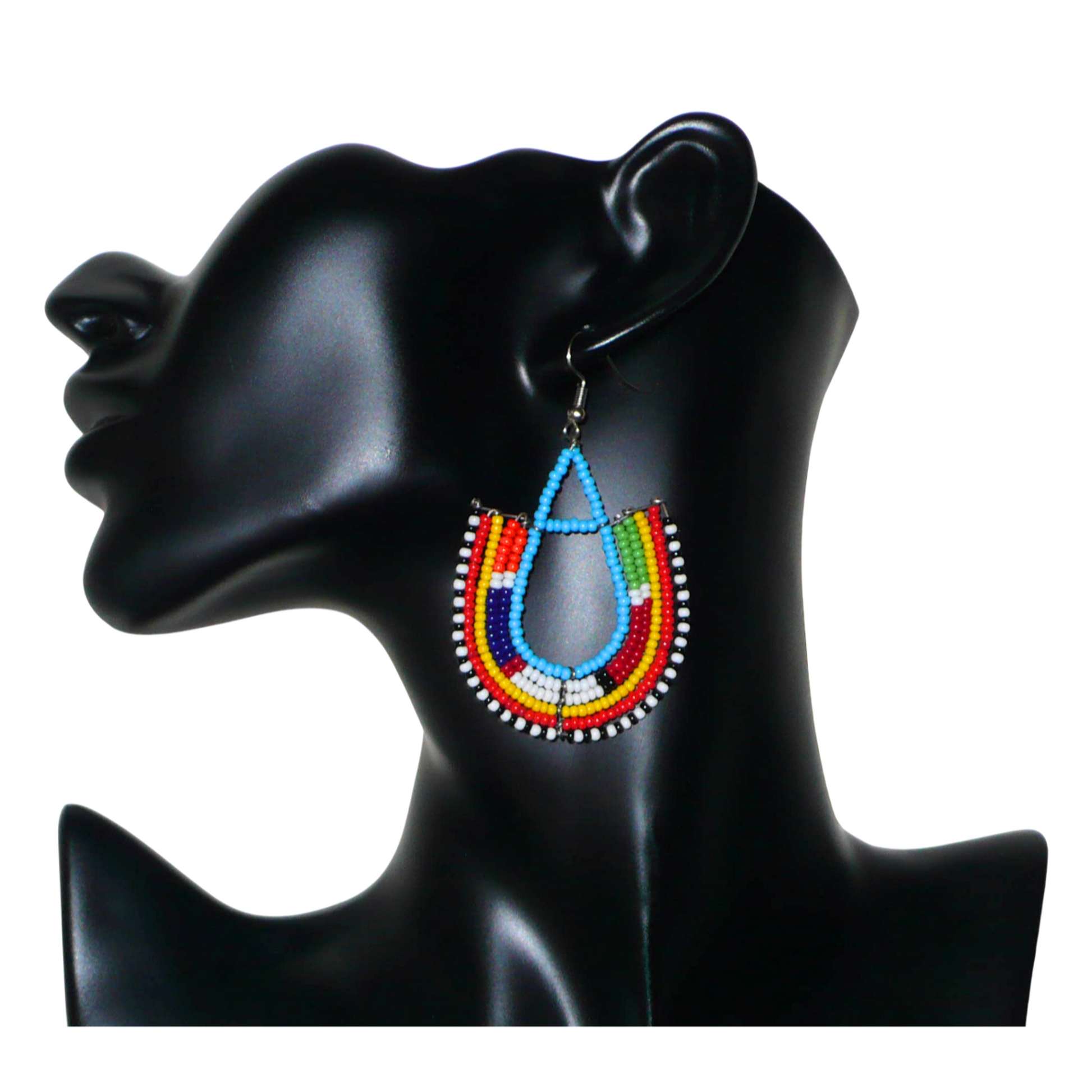 Cette paire de boucles d'oreilles africaines traditionnelles Massai en forme d'ancres, de conception artisanale kenyane, apportera une touche ethnique à votre look ! D'allure exotique et riches en couleurs, elles se composent de perles de rocaille bleues et multicolores glissées sur des structures géométriques en fils de fer montés en forme d'ancres. Ces boucles d'oreilles mesurent 7.5 cm de long et 4.5 cm de large, et se portent avec des crochets en acier inoxydable sur des oreilles percées.