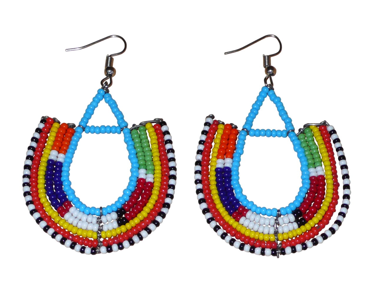 Cette paire de boucles d'oreilles africaines traditionnelles Massai en forme d'ancres, de conception artisanale kenyane, apportera une touche ethnique à votre look ! D'allure exotique et riches en couleurs, elles se composent de perles de rocaille bleues et multicolores glissées sur des structures géométriques en fils de fer montés en forme d'ancres. Ces boucles d'oreilles mesurent 7.5 cm de long et 4.5 cm de large, et se portent avec des crochets en acier inoxydable sur des oreilles percées.