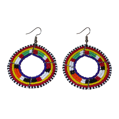Boucles d'oreilles africaines rondes à motifs ethniques Massai faites de perles bleu foncé et multicolores. Elles mesurent 7 cm de long et 5 cm de large et se portent avec des crochets en acier inoxydable sur des oreilles percées.