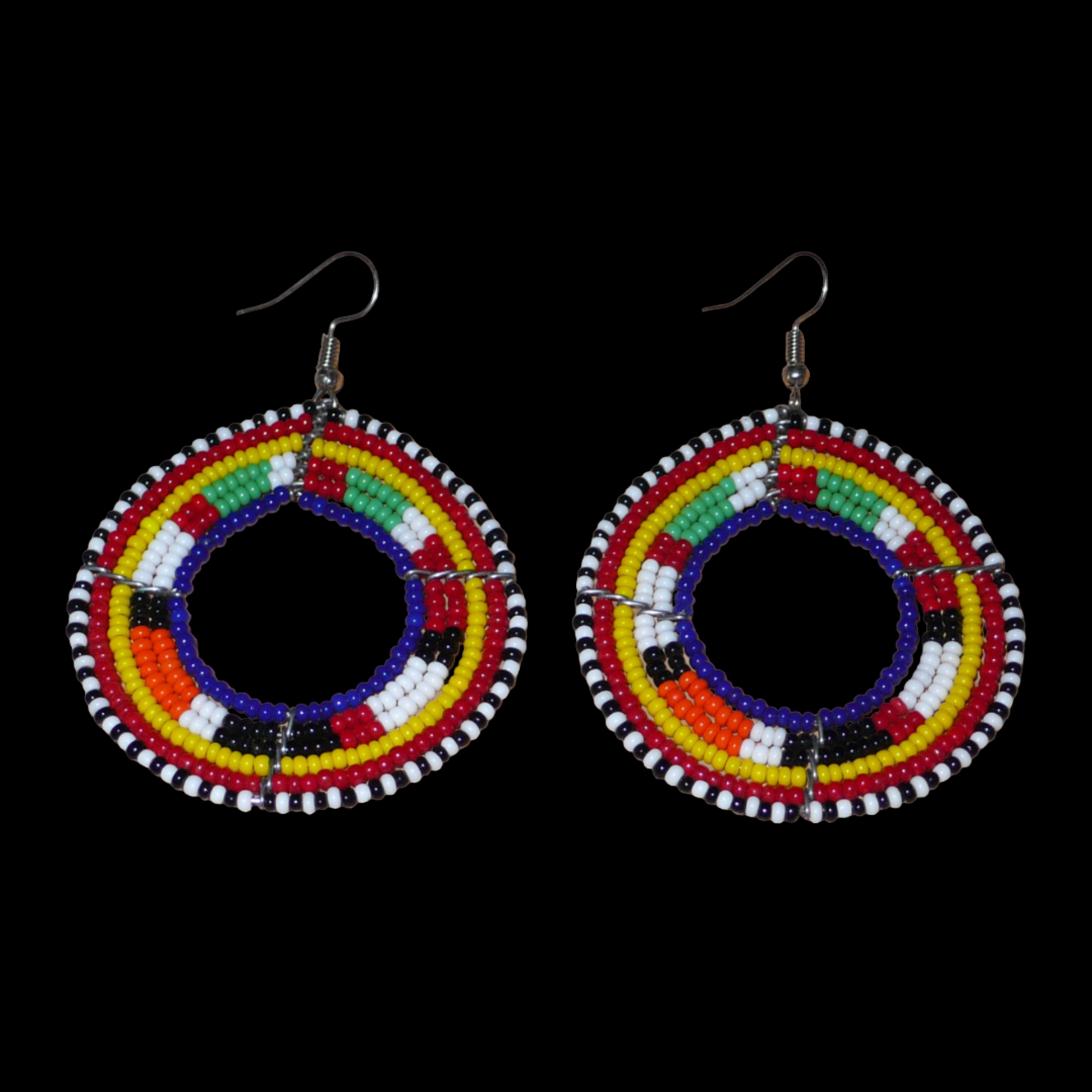 Boucles d'oreilles africaines rondes à motifs ethniques Massai faites de perles bleu foncé et multicolores. Elles mesurent 7 cm de long et 5 cm de large et se portent avec des crochets en acier inoxydable sur des oreilles percées.