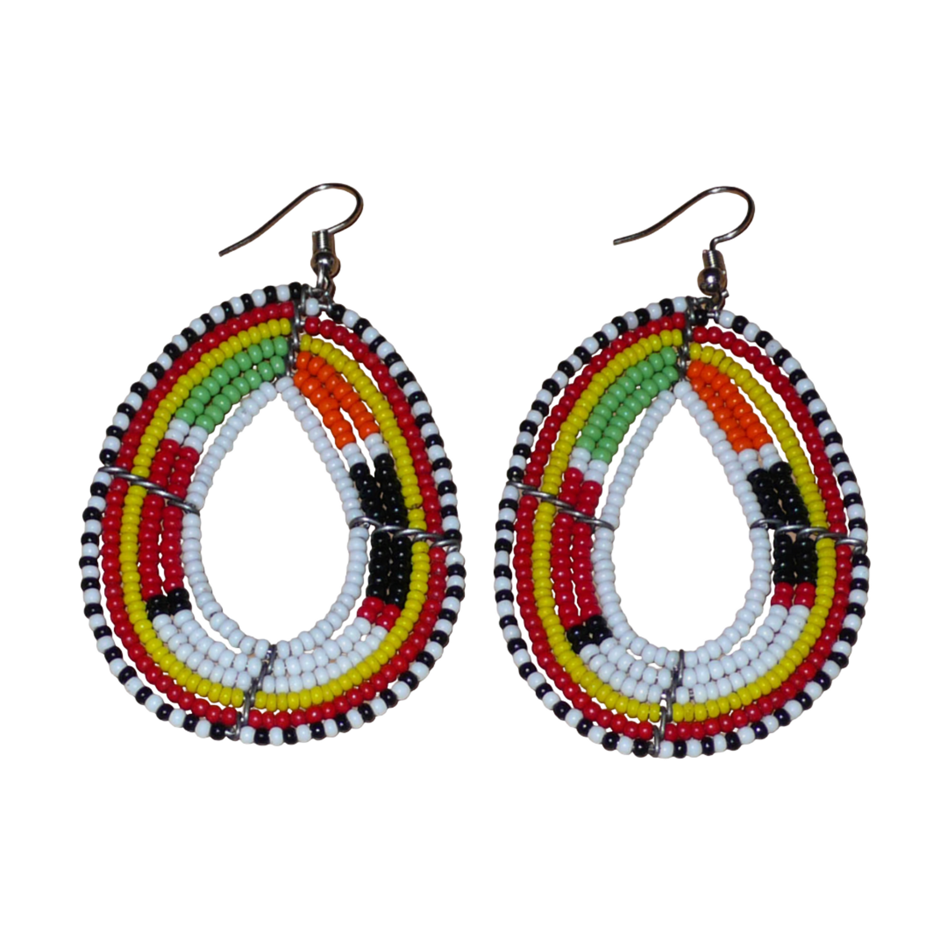Boucles d'oreilles Massai multi-rangs blanches et multicolores faites de perles de rocaille montées en forme de gouttes. Elles mesurent 7. cm de long et 4 cm de large, et se portent sur des oreilles percées.