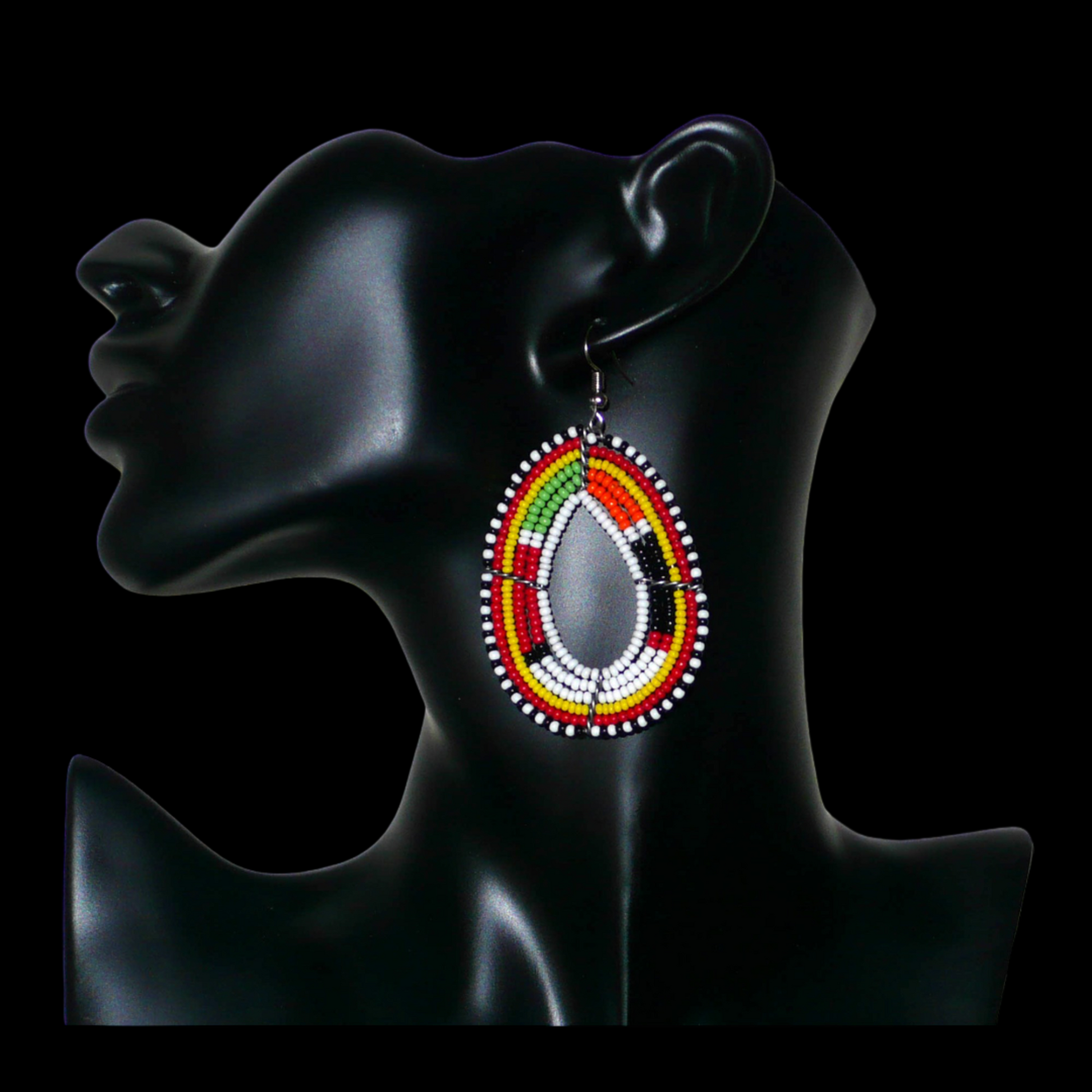 Boucles d'oreilles Massai multi-rangs blanches et multicolores faites de perles de rocaille montées en forme de gouttes. Elles mesurent 7. cm de long et 4 cm de large, et se portent sur des oreilles percées.