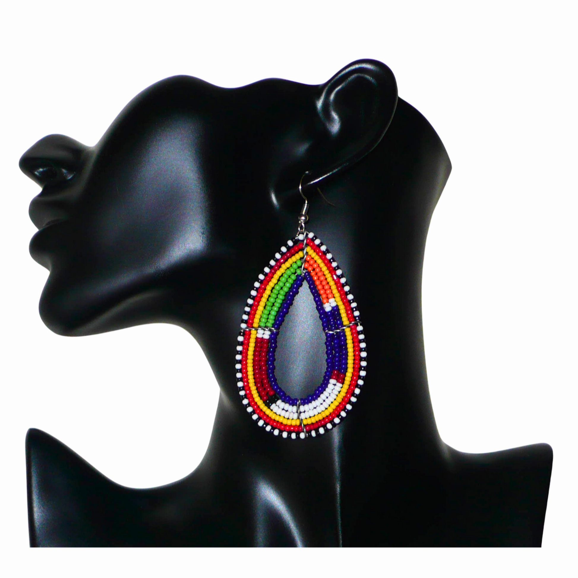 Boucles d'oreilles africaines Massai bleu marine et multicolores en forme de gouttes. Elles mesurent 8.5 cm de long et se portent sur des oreilles percées.