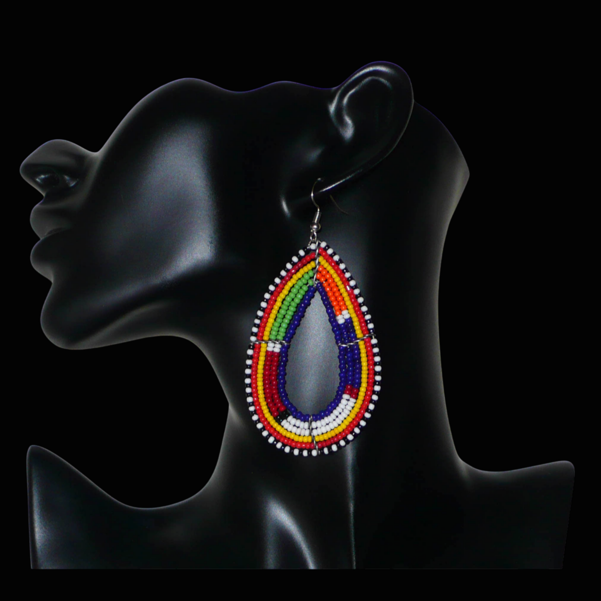 Boucles d'oreilles africaines Massai bleu marine et multicolores en forme de gouttes. Elles mesurent 8.5 cm de long et se portent sur des oreilles percées.