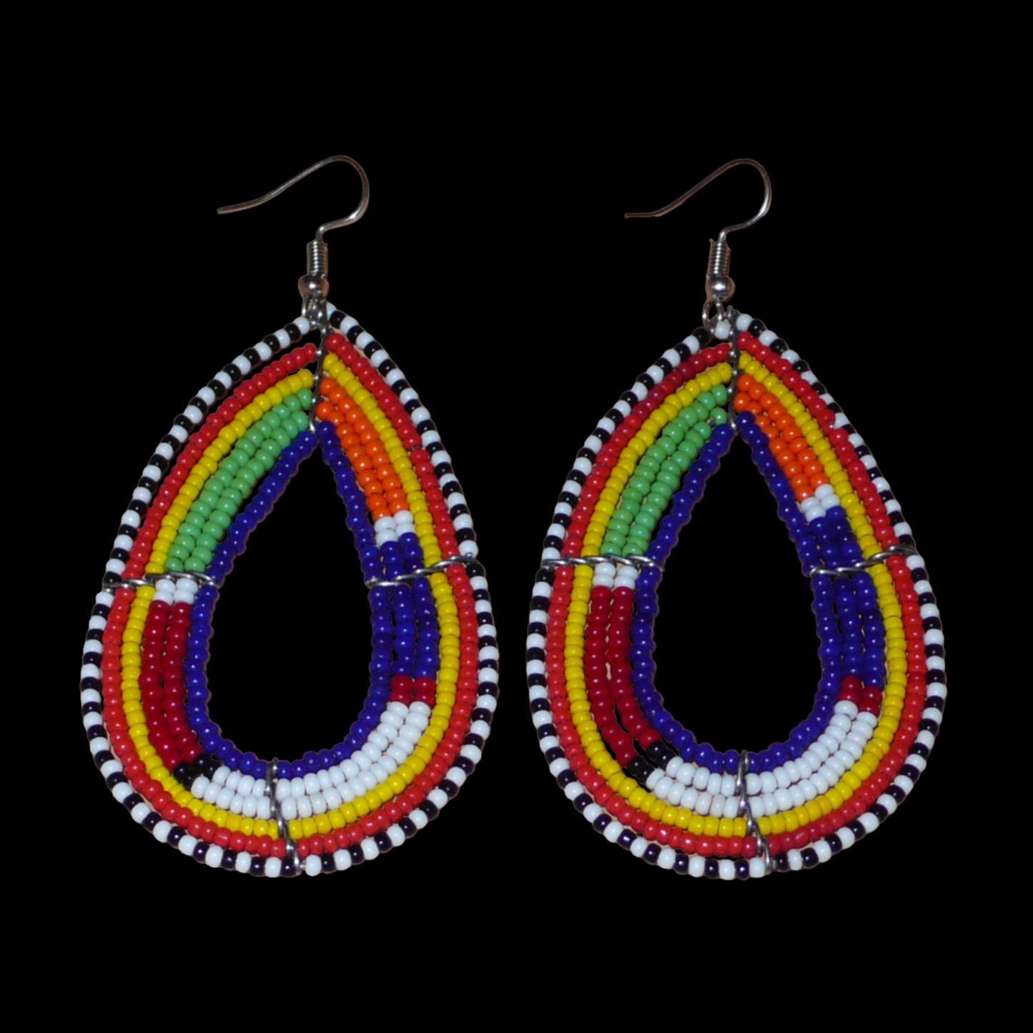 Boucles d'oreilles africaines Massai bleu marine et multicolores en forme de gouttes. Elles mesurent 8.5 cm de long et se portent sur des oreilles percées.