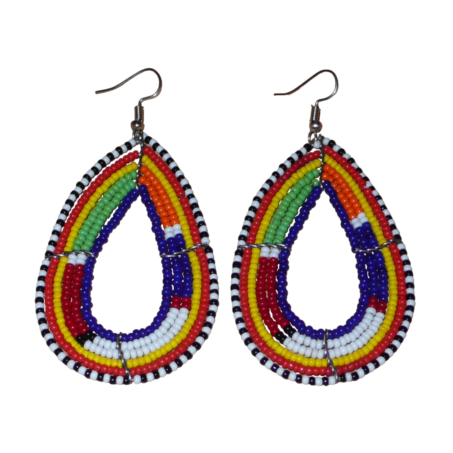 Boucles d'oreilles africaines Massai bleu marine et multicolores en forme de gouttes. Elles mesurent 8.5 cm de long et se portent sur des oreilles percées.