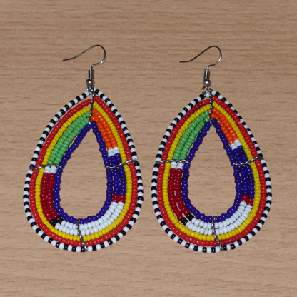 Boucles d'oreilles africaines Massai bleu marine et multicolores en forme de gouttes. Elles mesurent 8.5 cm de long et se portent sur des oreilles percées.