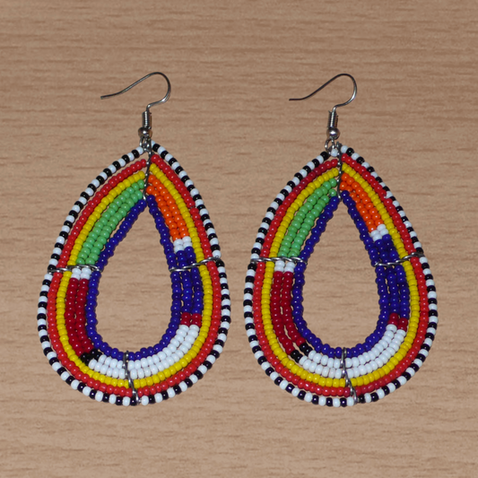 Boucles d'oreilles africaines Massai bleu marine et multicolores en forme de gouttes. Elles mesurent 8.5 cm de long et se portent sur des oreilles percées.