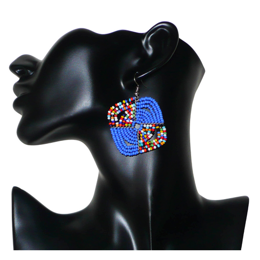 Boucles d'oreilles africaines Massai de confection artisanale kenyane composées de perles de rocaille bleues et d'un mélange de perles multicolores. Ces boucles d'oreilles aux accents exotiques mesurent 6 cm de long et 4.5 cm de large, et se portent avec des crochets en acier inoxydable sur des oreilles percées.
