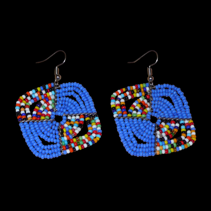 Boucles d'oreilles africaines Massai de confection artisanale kenyane composées de perles de rocaille bleues et d'un mélange de perles multicolores. Ces boucles d'oreilles aux accents exotiques mesurent 6 cm de long et 4.5 cm de large, et se portent avec des crochets en acier inoxydable sur des oreilles percées.