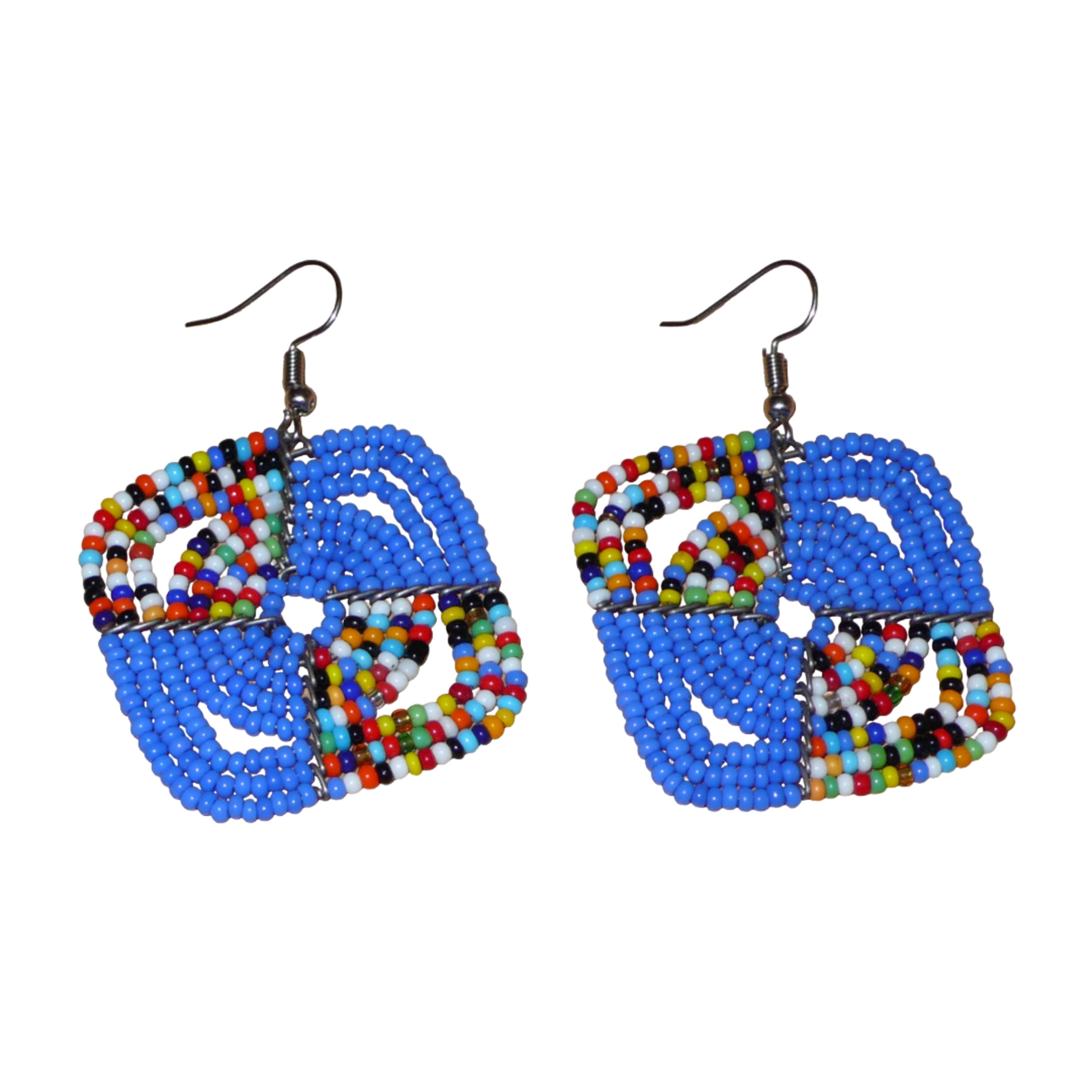 Boucles d'oreilles africaines Massai de confection artisanale kenyane composées de perles de rocaille bleues et d'un mélange de perles multicolores. Ces boucles d'oreilles aux accents exotiques mesurent 6 cm de long et 4.5 cm de large, et se portent avec des crochets en acier inoxydable sur des oreilles percées.