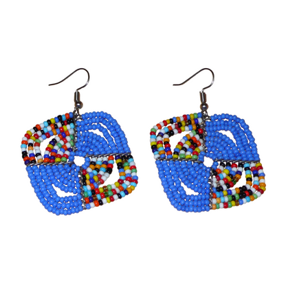 Boucles d'oreilles africaines Massai de confection artisanale kenyane composées de perles de rocaille bleues et d'un mélange de perles multicolores. Ces boucles d'oreilles aux accents exotiques mesurent 6 cm de long et 4.5 cm de large, et se portent avec des crochets en acier inoxydable sur des oreilles percées.