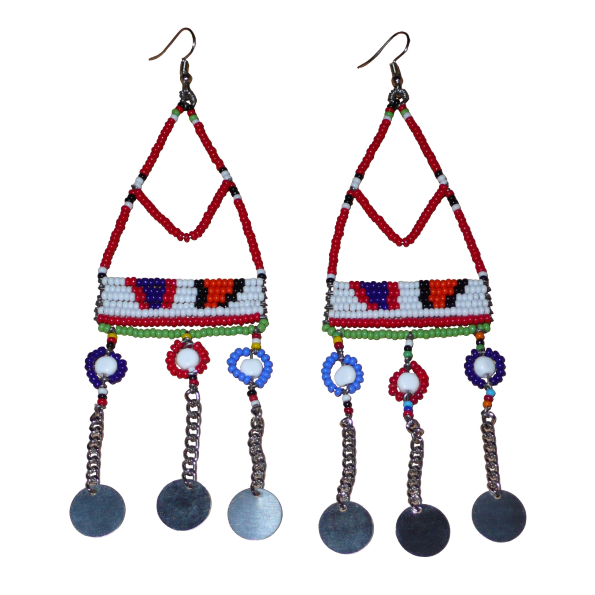 Ajoutez une touche ethnique à votre look avec ces superbes boucles d'oreilles africaines Massai rouges et multicolores fabriquées dans la plus pure tradition artisanale kenyane. Elles se composent de perles de rocaille rouges et multicolores et de perles en plastique enfilées sur des structures à formes géométriques en fils de fer, et se prolongent de chaînettes décorées de disques métalliques. Surdimensionnées, elles mesurent 15.5 cm de long.