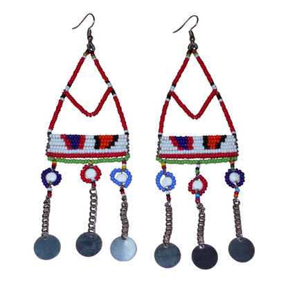 Ajoutez une touche ethnique à votre look avec ces superbes boucles d'oreilles africaines Massai rouges et multicolores fabriquées dans la plus pure tradition artisanale kenyane. Elles se composent de perles de rocaille rouges et multicolores et de perles en plastique enfilées sur des structures à formes géométriques en fils de fer, et se prolongent de chaînettes décorées de disques métalliques. Surdimensionnées, elles mesurent 15.5 cm de long.