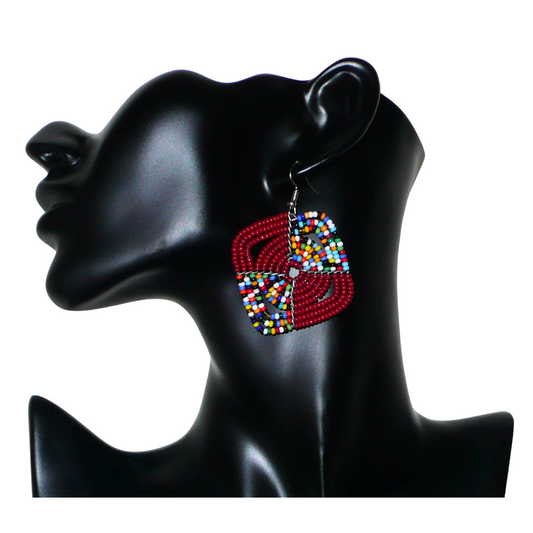 Boucles d'oreilles africaines Massai de confection artisanale kenyane : elles se composent de perles de rocaille bordeaux et d'un mélange de perles multicolores. Ces boucles d'oreilles aux accents afro bohème mesurent 6 cm de long et 4.5 cm de large, se portent avec des crochets en acier inoxydable sur des oreilles percées.