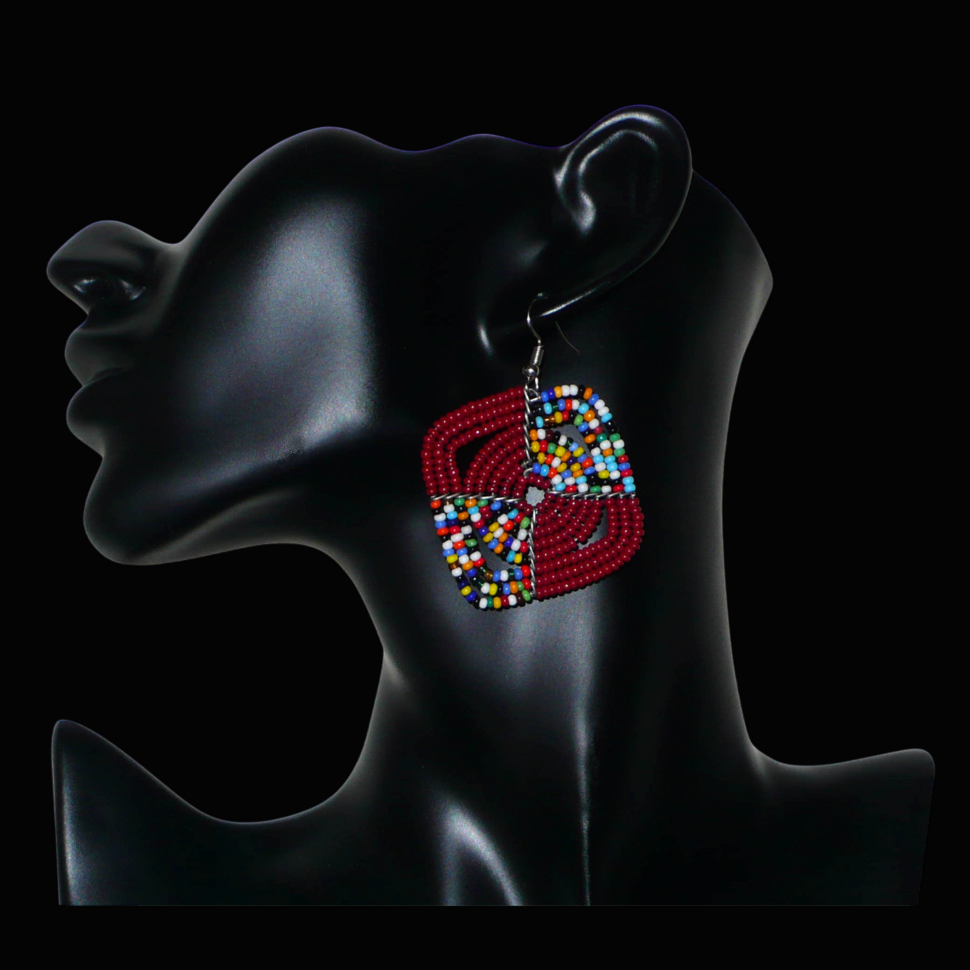 Boucles d'oreilles africaines Massai de confection artisanale kenyane : elles se composent de perles de rocaille bordeaux et d'un mélange de perles multicolores. Ces boucles d'oreilles aux accents afro bohème mesurent 6 cm de long et 4.5 cm de large, se portent avec des crochets en acier inoxydable sur des oreilles percées.