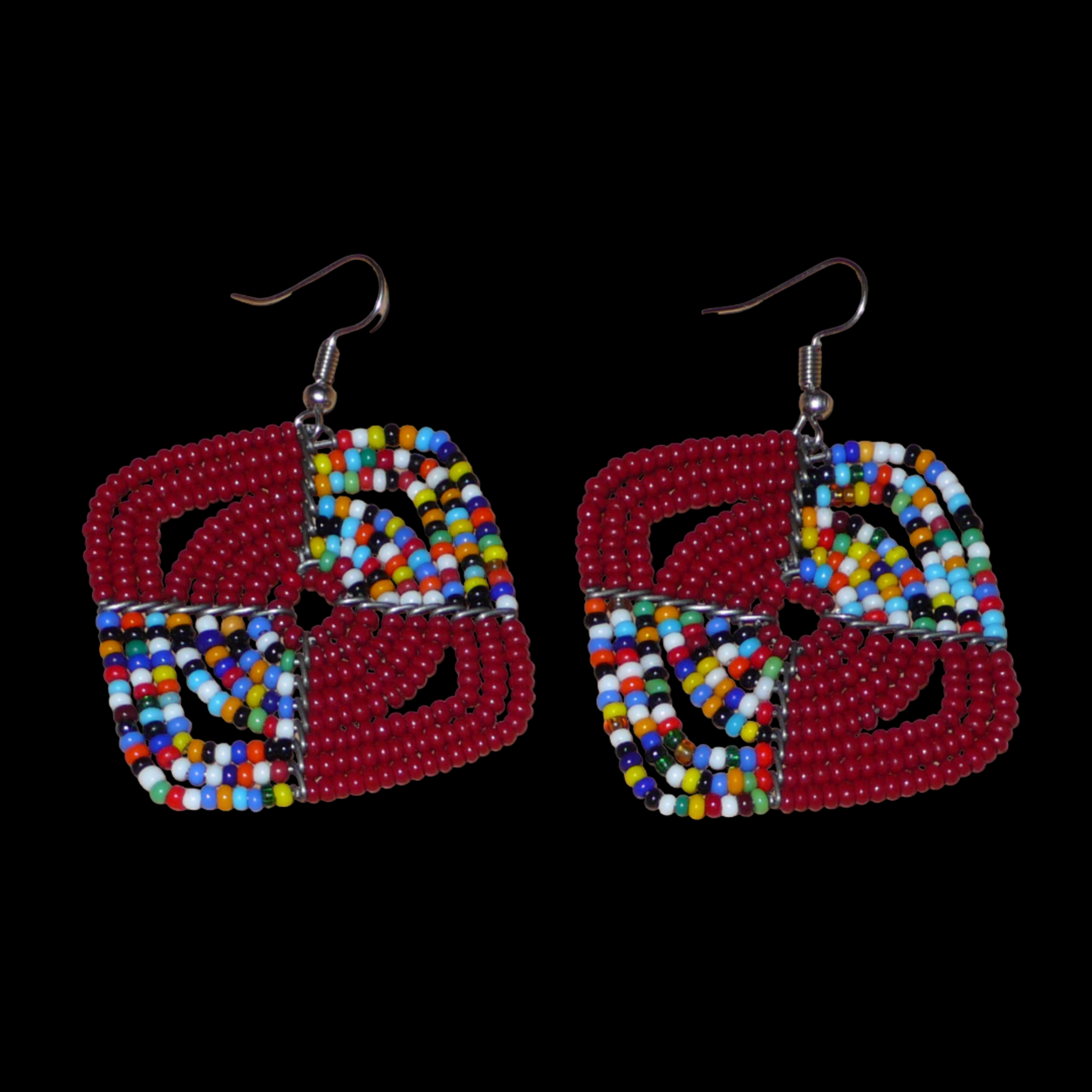Boucles d'oreilles africaines Massai de confection artisanale kenyane : elles se composent de perles de rocaille bordeaux et d'un mélange de perles multicolores. Ces boucles d'oreilles aux accents afro bohème mesurent 6 cm de long et 4.5 cm de large, se portent avec des crochets en acier inoxydable sur des oreilles percées.
