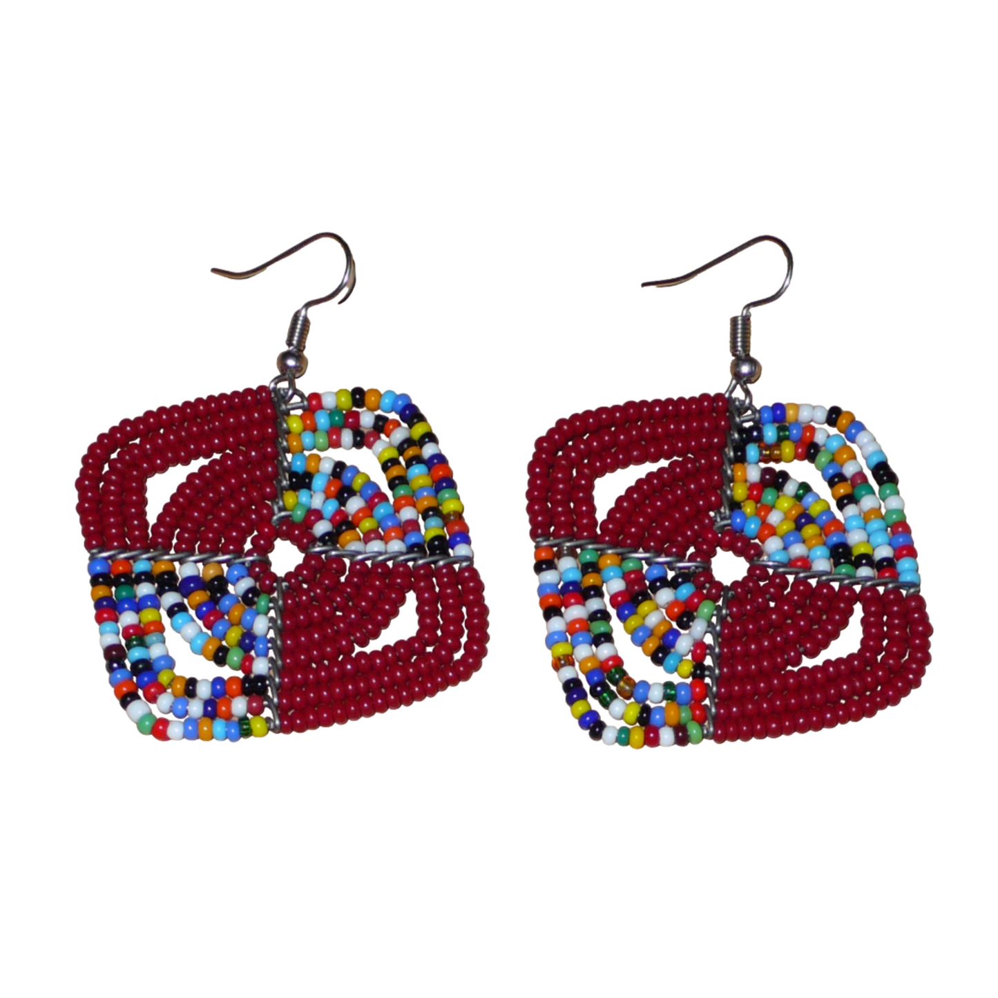 Boucles d'oreilles africaines Massai de confection artisanale kenyane : elles se composent de perles de rocaille bordeaux et d'un mélange de perles multicolores. Ces boucles d'oreilles aux accents afro bohème mesurent 6 cm de long et 4.5 cm de large, se portent avec des crochets en acier inoxydable sur des oreilles percées.