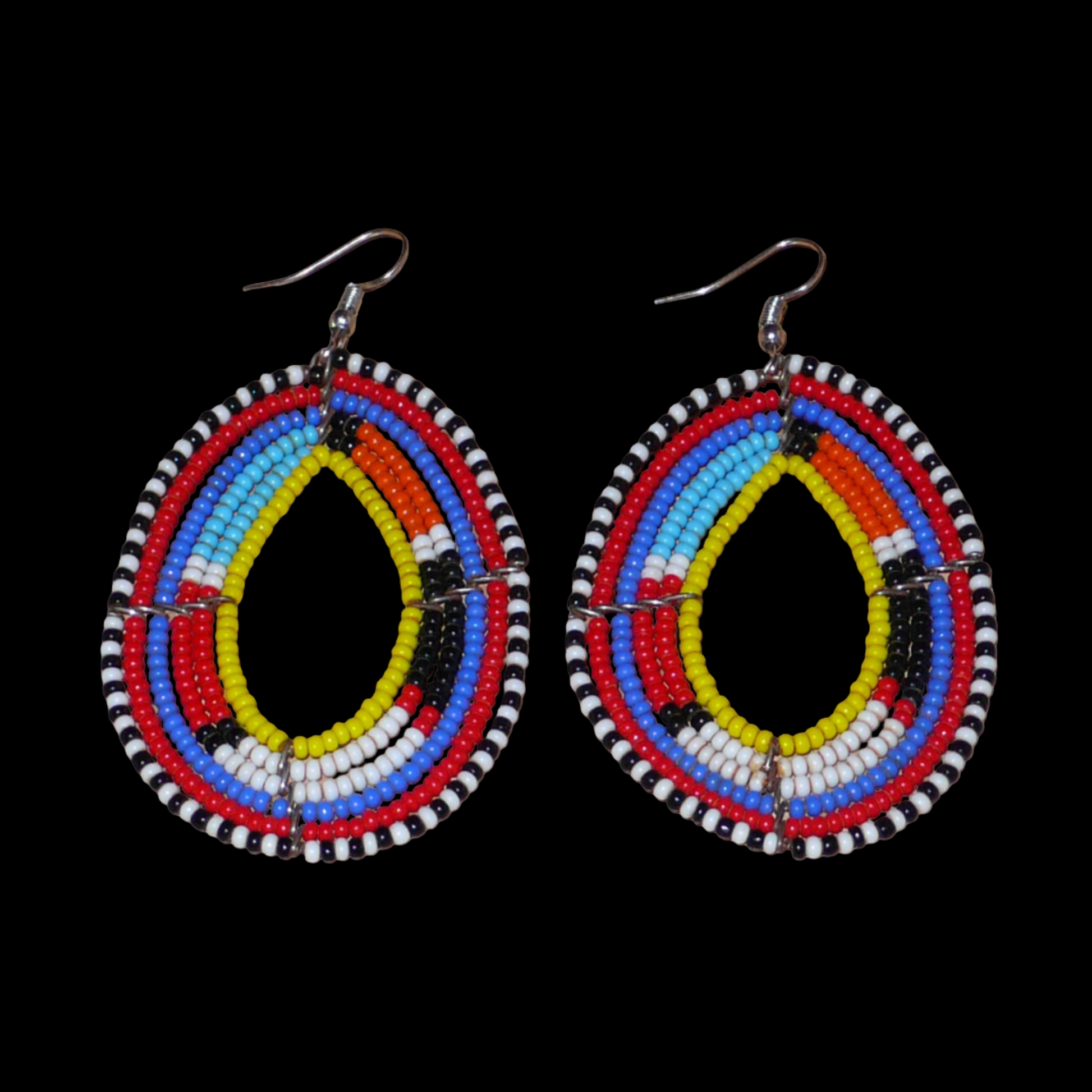 Boucles d'oreilles ethniques Massai faites de perles de rocaille multicolores montées en forme de gouttes. Elles mesurent 8 cm de long et 4.5 cm de large et se portent sur des oreilles percées.