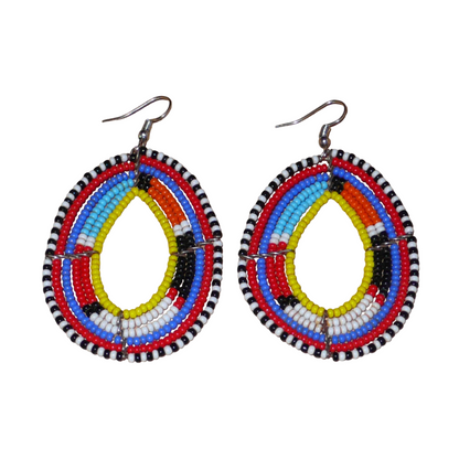 Boucles d'oreilles ethniques Massai faites de perles de rocaille multicolores montées en forme de gouttes. Elles mesurent 8 cm de long et 4.5 cm de large et se portent sur des oreilles percées.