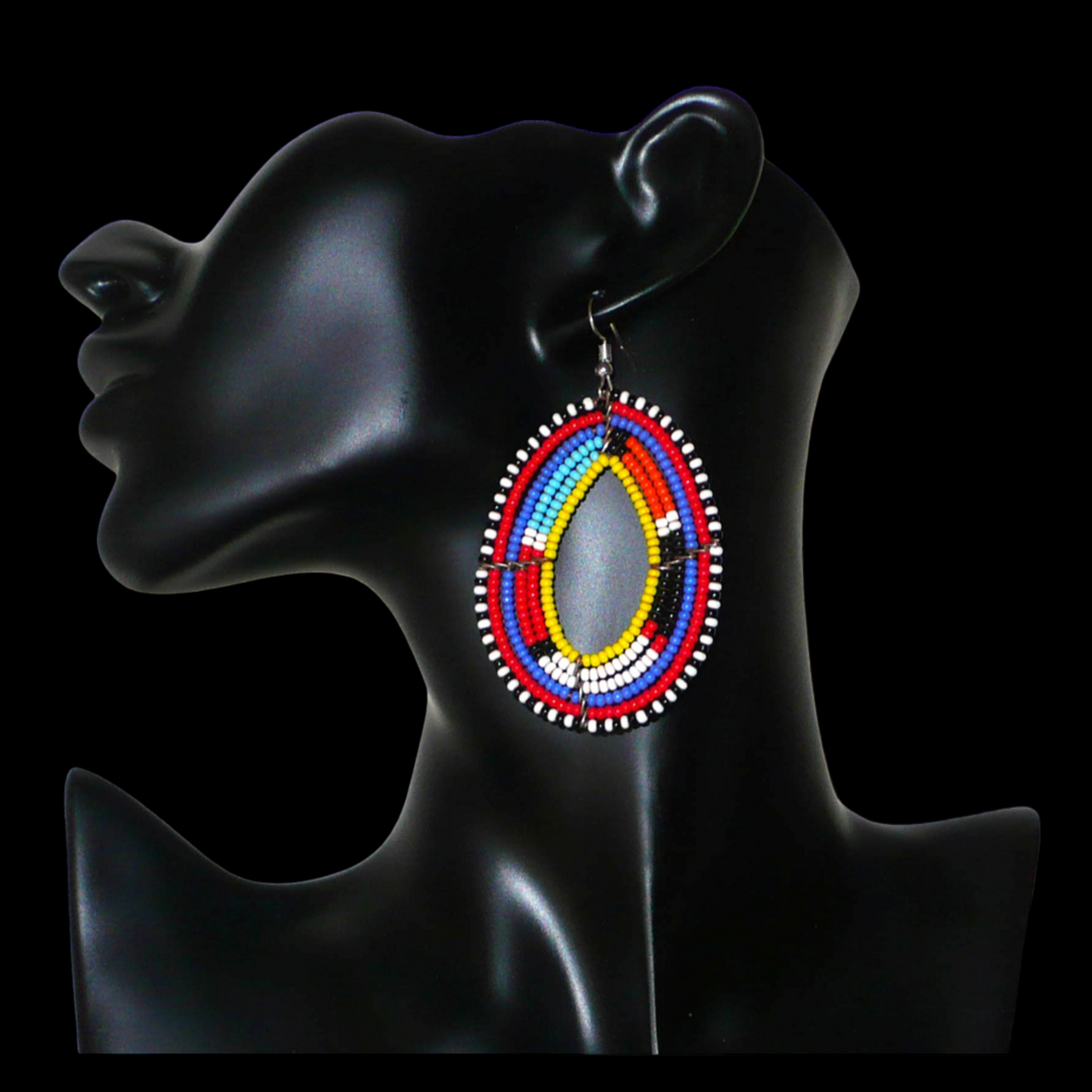 Boucles d'oreilles ethniques Massai faites de perles de rocaille multicolores montées en forme de gouttes. Elles mesurent 8 cm de long et 4.5 cm de large et se portent sur des oreilles percées.