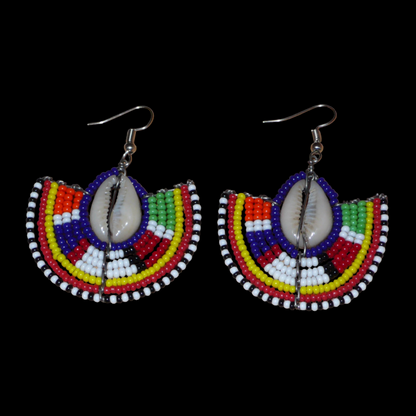 Affirmez votre style afro chic avec cette paire de boucles d'oreilles africaines Massai aux accents exotiques ! De fabrication kenyane artisanale, ces boucles d'oreilles se composent d'un tissage de perles de rocaille bleu foncé et multicolores et de coquillages. De taille moyenne, elles mesurent 6 cm de long et 4.5 cm de large, et se portent avec des crochets en acier inoxydable sur des oreilles percées.