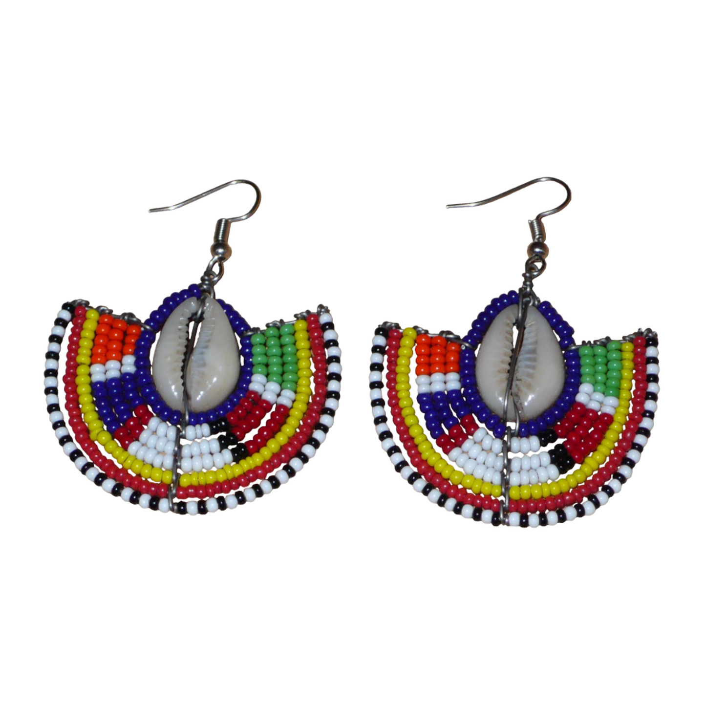 Affirmez votre style afro chic avec cette paire de boucles d'oreilles africaines Massai aux accents exotiques ! De fabrication kenyane artisanale, ces boucles d'oreilles se composent d'un tissage de perles de rocaille bleu foncé et multicolores et de coquillages. De taille moyenne, elles mesurent 6 cm de long et 4.5 cm de large, et se portent avec des crochets en acier inoxydable sur des oreilles percées.