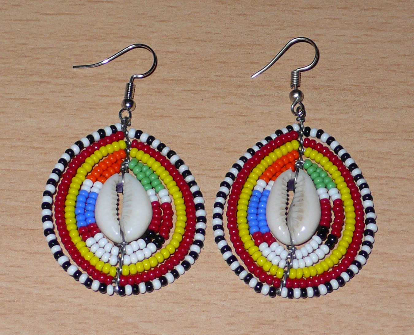 Boucles d'oreilles africaines traditionnelles Massai en perles multicolores et coquillages cauris. Elles mesurent 6.5 cm de long et 4 cm de large.