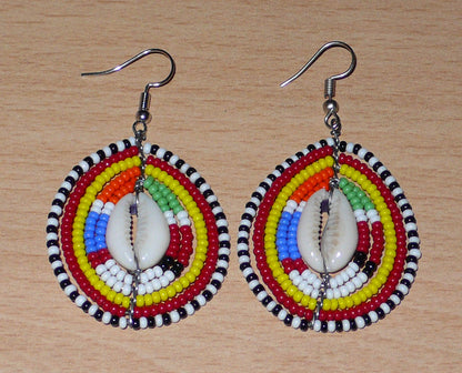Boucles d'oreilles africaines traditionnelles Massai en perles multicolores et coquillages cauris. Elles mesurent 6.5 cm de long et 4 cm de large.