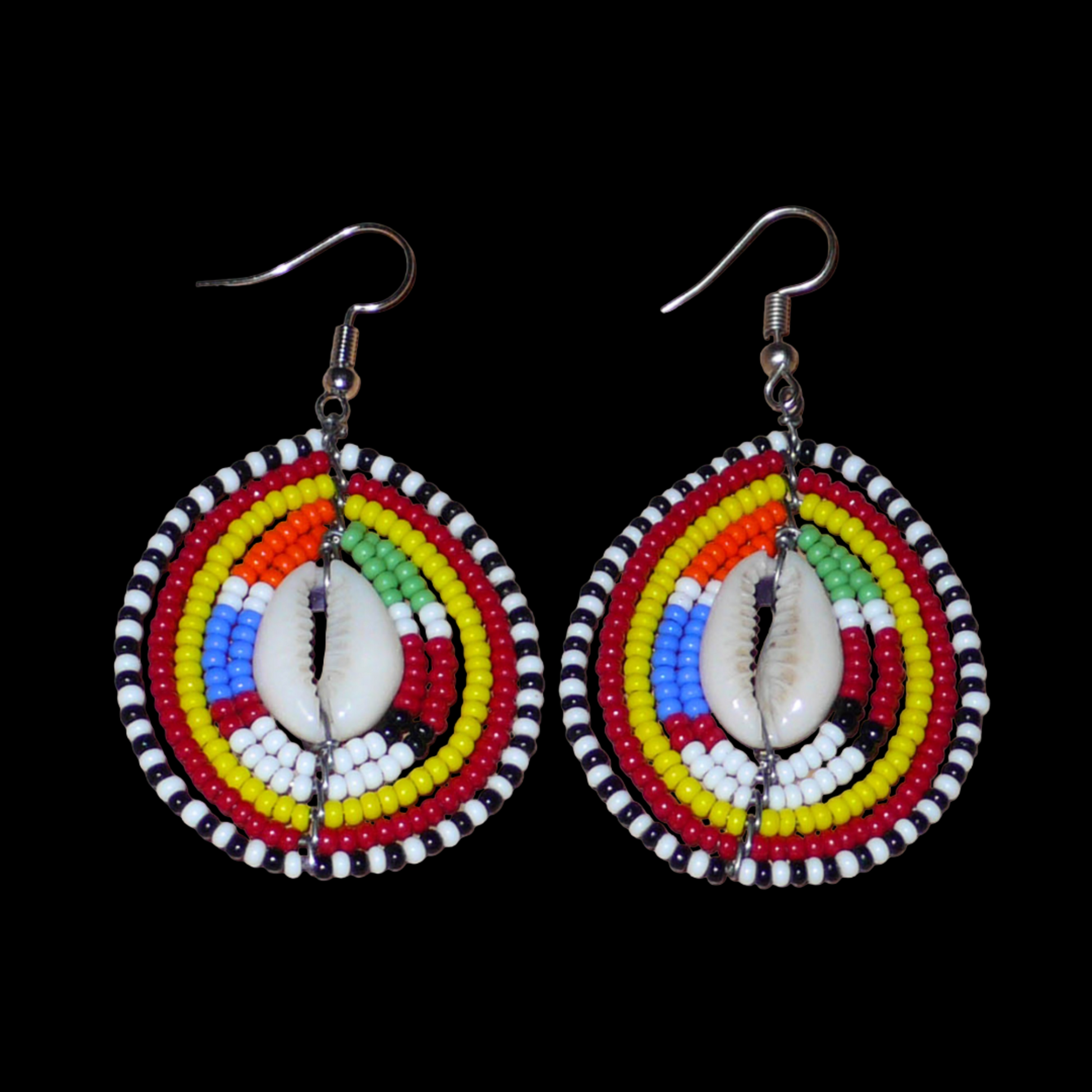 Boucles d'oreilles africaines traditionnelles Massai en perles multicolores et coquillages cauris. Elles mesurent 6.5 cm de long et 4 cm de large.