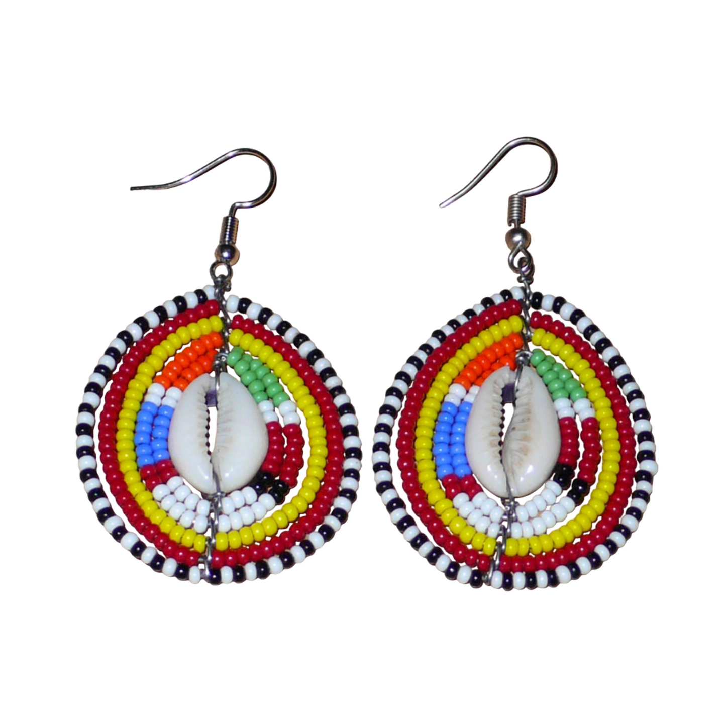 Boucles d'oreilles africaines traditionnelles Massai en perles multicolores et coquillages cauris. Elles mesurent 6.5 cm de long et 4 cm de large.