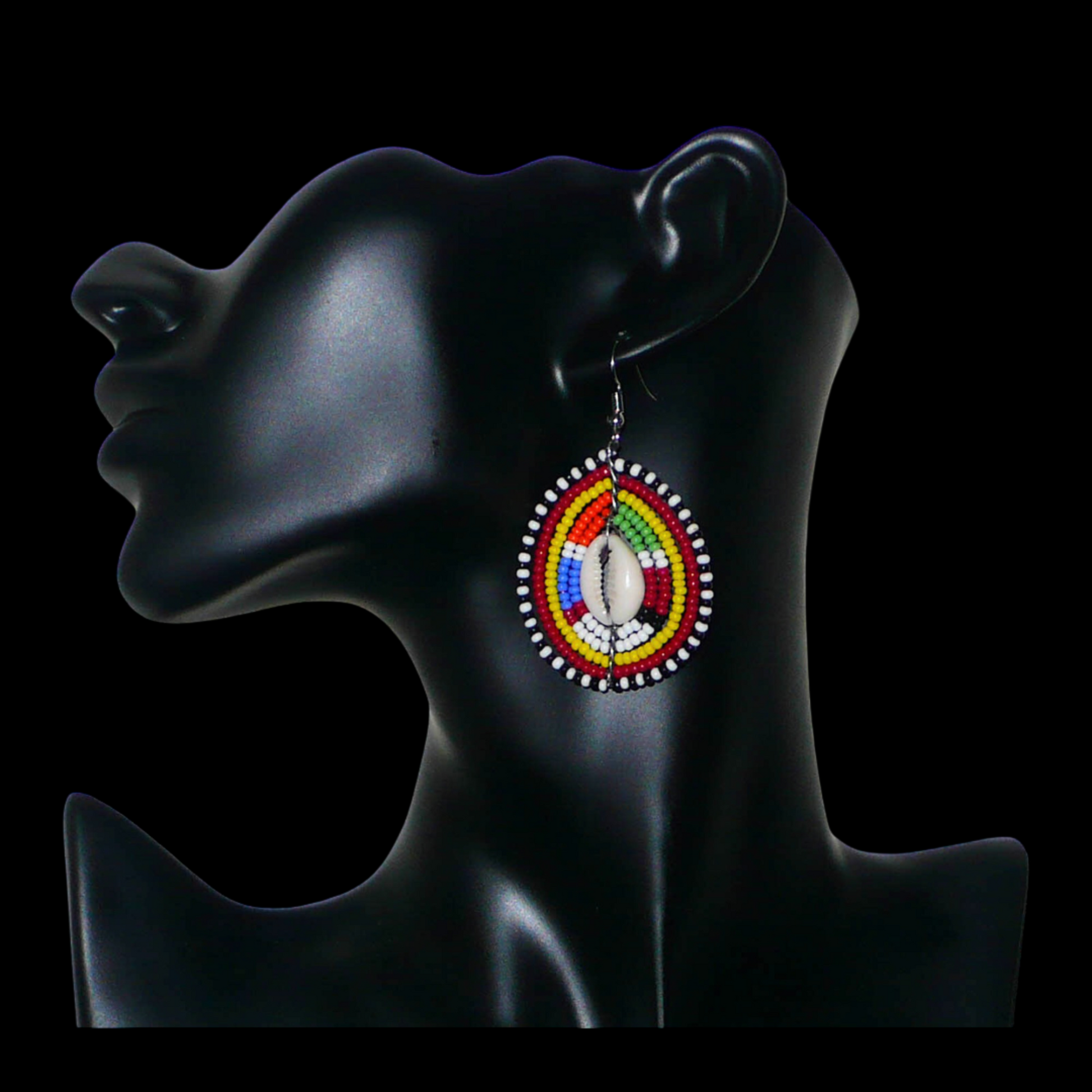 Boucles d'oreilles africaines traditionnelles Massai en perles multicolores et coquillages cauris. Elles mesurent 6.5 cm de long et 4 cm de large.