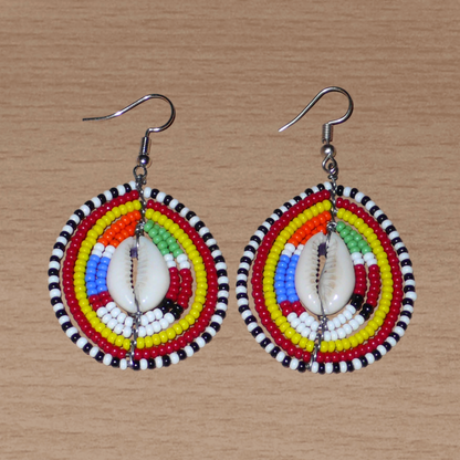 Boucles d'oreilles africaines traditionnelles Massai en perles multicolores et coquillages cauris. Elles mesurent 6.5 cm de long et 4 cm de large.