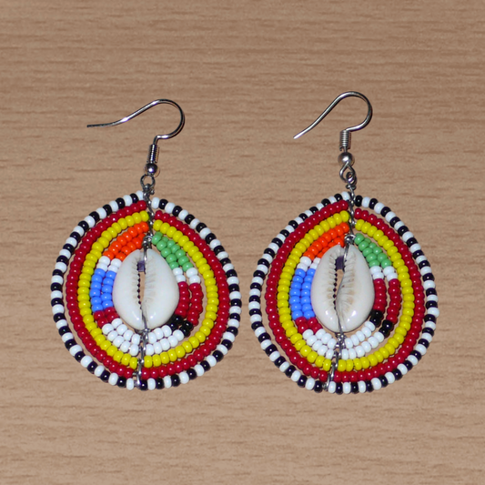 Boucles d'oreilles africaines traditionnelles Massai en perles multicolores et coquillages cauris. Elles mesurent 6.5 cm de long et 4 cm de large.
