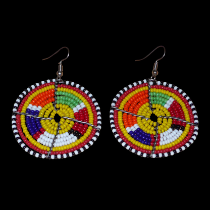 Boucles d'oreilles africaines rondes jaunes et multicolores de tradition ethnique artisanale Massai : elles se composent de perles de rocaille enfilées sur des structures circulaires en fils de fer. Ces boucles d'oreilles aux accents exotiques mesurent 6.5 cm de long et 4.5 cm de large ; elles se portent avec des crochets en acier inoxydable sur des oreilles percées.