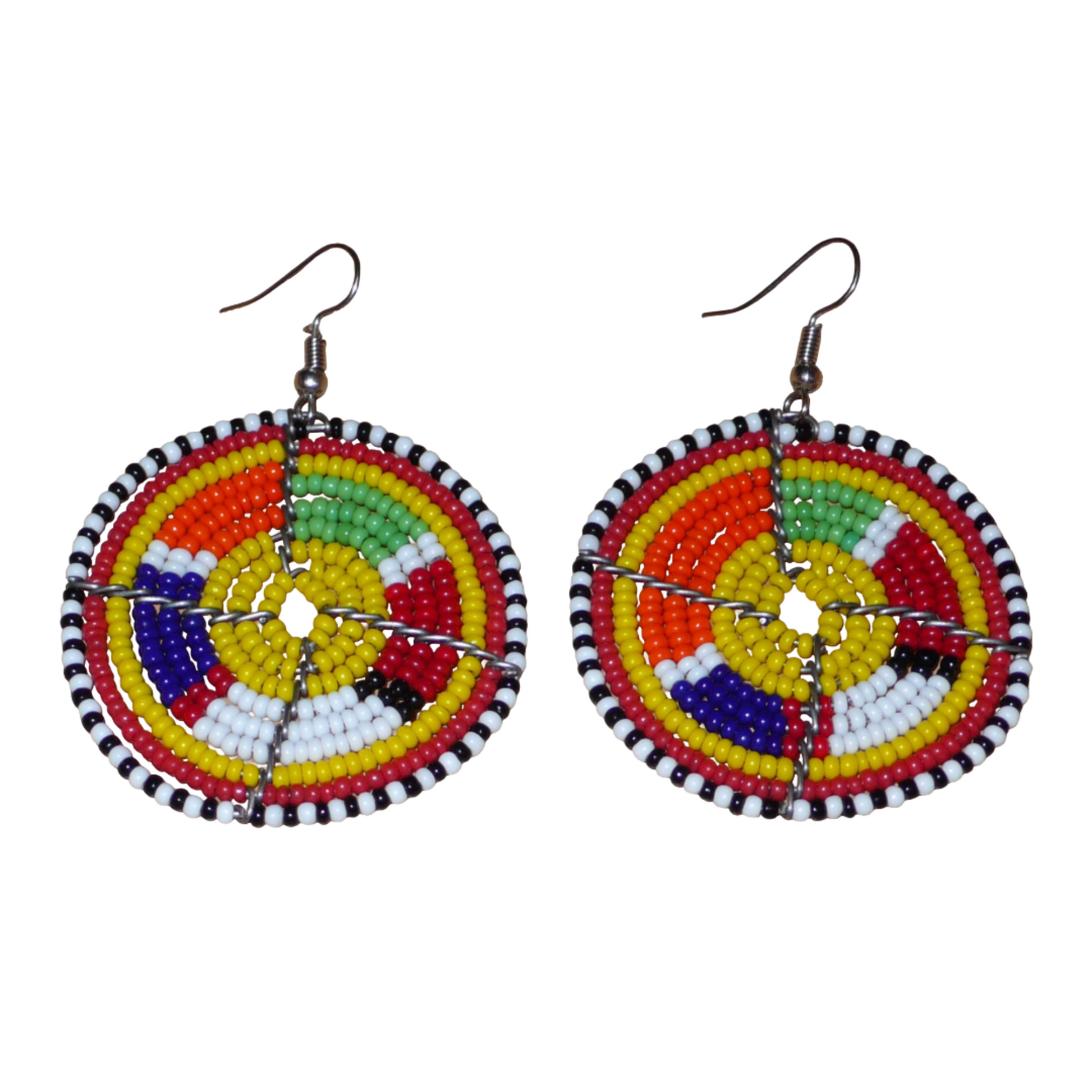 Boucles d'oreilles africaines rondes jaunes et multicolores de tradition ethnique artisanale Massai : elles se composent de perles de rocaille enfilées sur des structures circulaires en fils de fer. Ces boucles d'oreilles aux accents exotiques mesurent 6.5 cm de long et 4.5 cm de large ; elles se portent avec des crochets en acier inoxydable sur des oreilles percées.