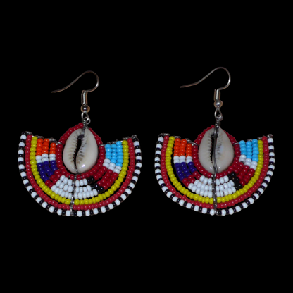 Ajoutez une touche exotique à votre look avec cette paire de boucles d'oreilles africaines Massai au style ethnique afro chic ! De confection artisanale kenyane, ces boucles d'oreilles se composent d'un tissage de perles de rocaille rouges et multicolores et de coquillages. De taille moyenne, elles mesurent 6 cm de long et 4.5 cm de large, et se portent avec des crochets en acier inoxydable sur des oreilles percées.
