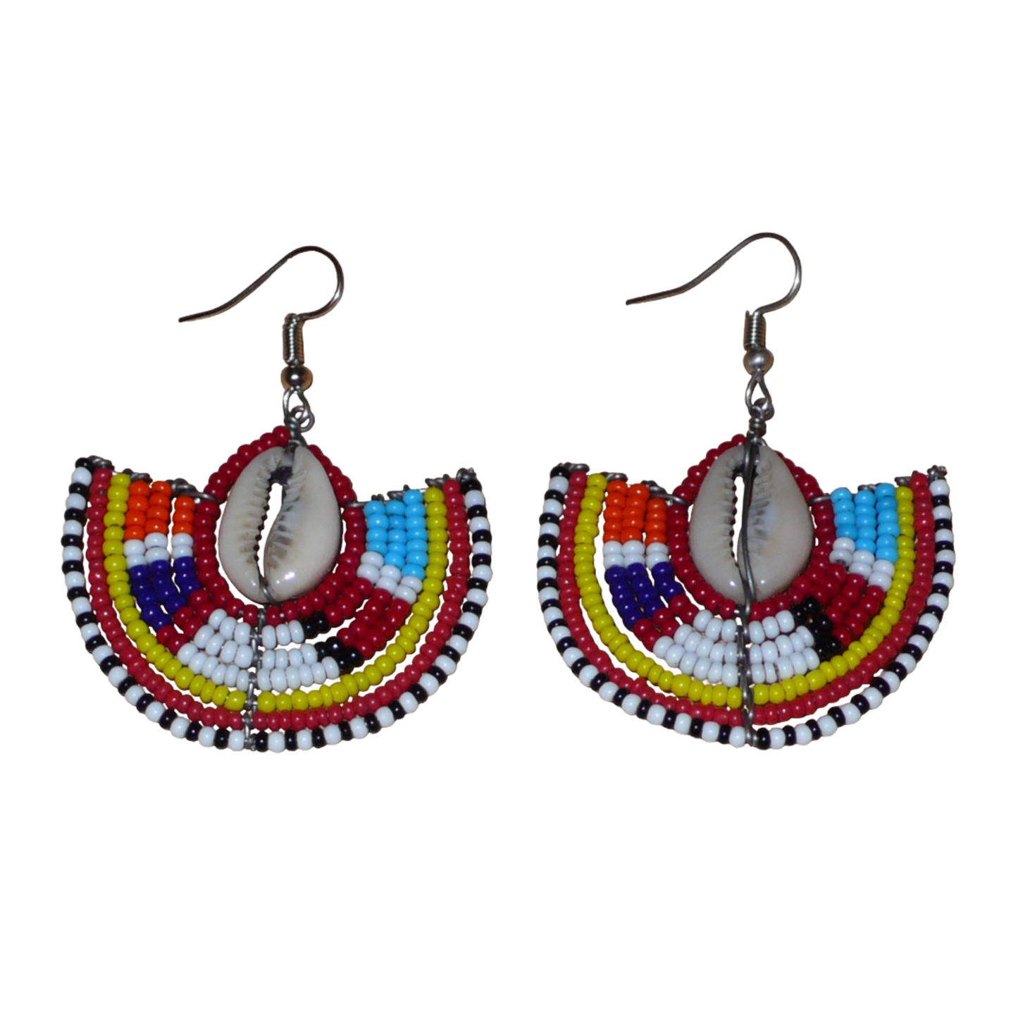 Ajoutez une touche exotique à votre look avec cette paire de boucles d'oreilles africaines Massai au style ethnique afro chic ! De confection artisanale kenyane, ces boucles d'oreilles se composent d'un tissage de perles de rocaille rouges et multicolores et de coquillages. De taille moyenne, elles mesurent 6 cm de long et 4.5 cm de large, et se portent avec des crochets en acier inoxydable sur des oreilles percées.